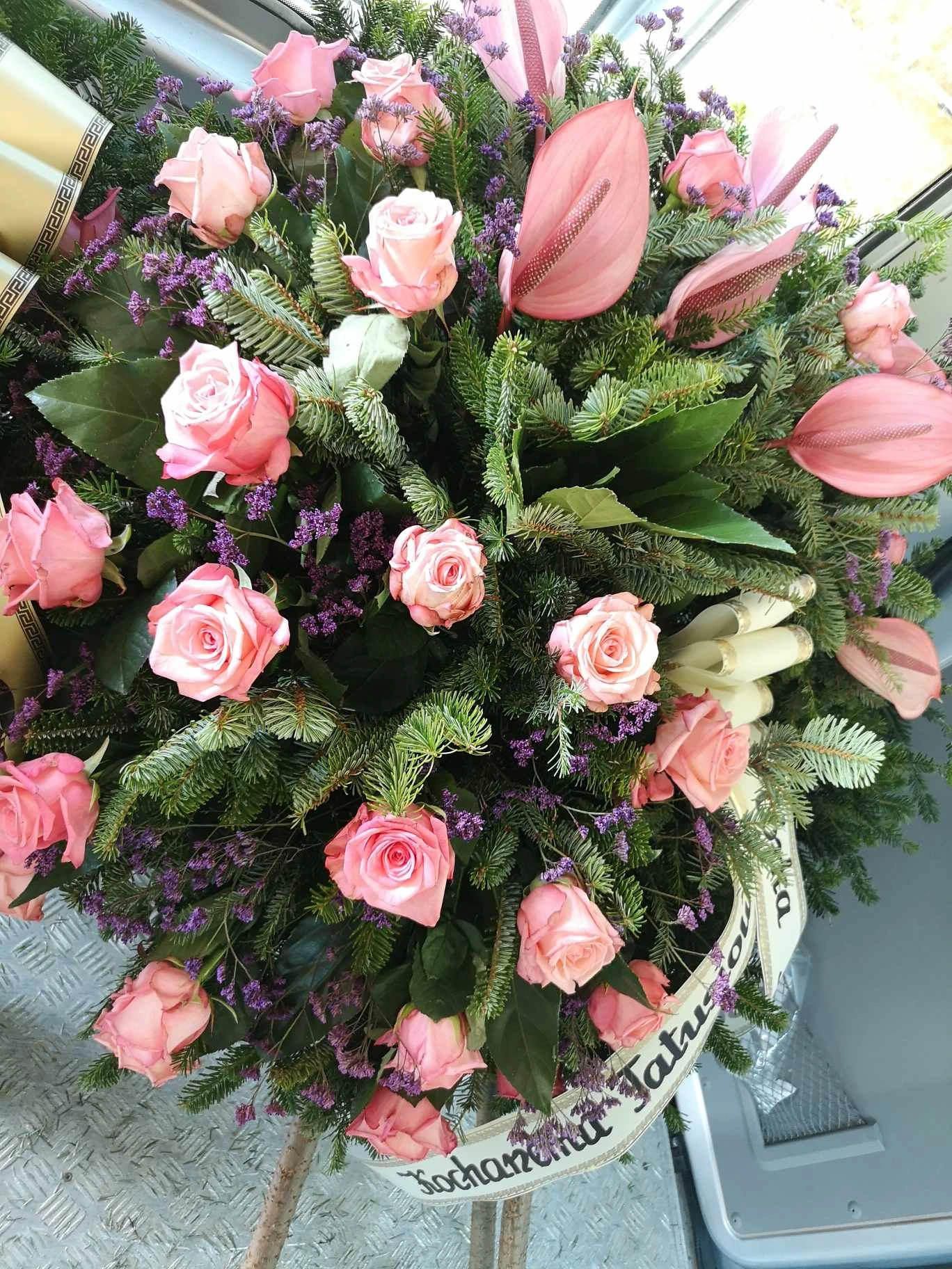 Wieniec pogrzebowy w odcieniach różu i bieli